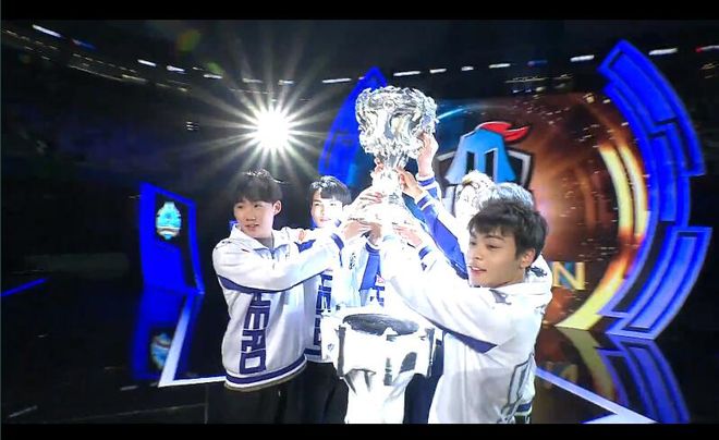 记者：加拉塔萨雷关注奥纳纳，若曼联买新门将他可以租借离队